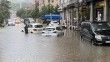 Anadolu Yakasında etkili olan yağış sonrası Maltepe’de sokaklar göle döndü