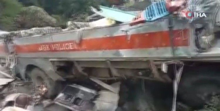 Hindistan’da güvenlik güçlerini taşıyan otobüs nehre düştü: 7 ölü, 32 yaralı