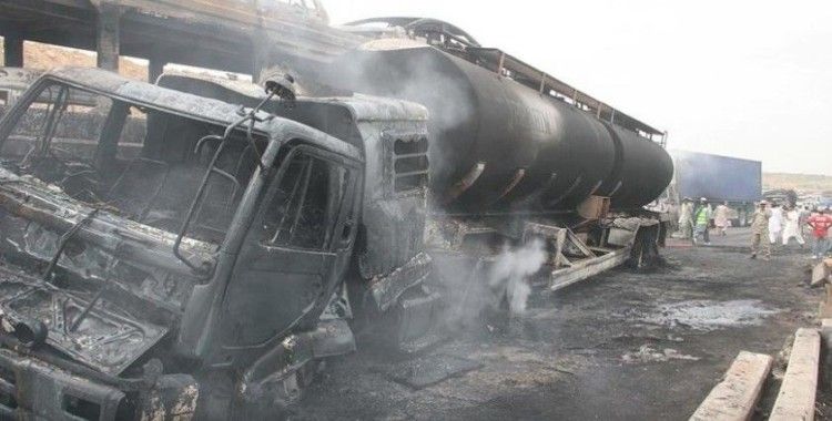 Pakistan'da petrol tankeriyle yolcu otobüsü çarpıştı: 20 ölü