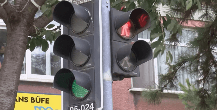 Bahçelievler'de renk değiştirmeyen trafik lambası: Yayaya kırmızı, araçlara hep yeşil