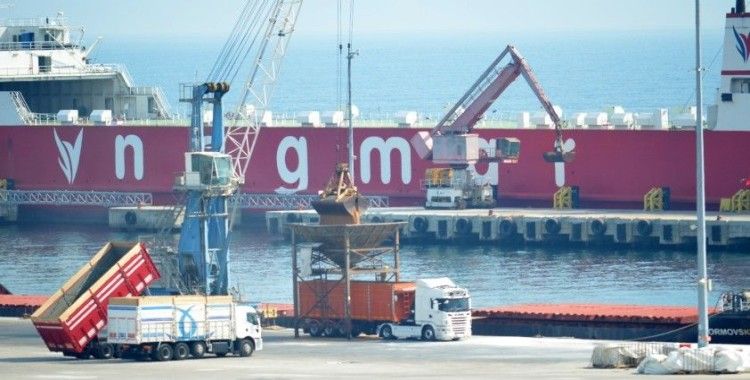 Ukrayna’dan gelen gemideki 3 bin 50 ton buğday kamyonlara aktarılıyor