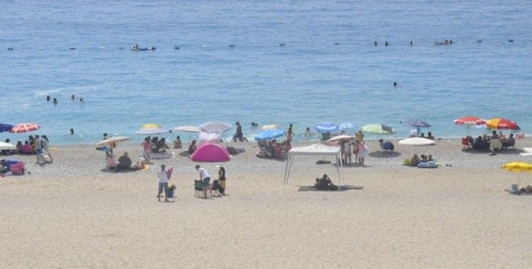 Fethiye’de sıcaktan bunalan yerli ve yabancı tatilciler Ölüdeniz’e koştu