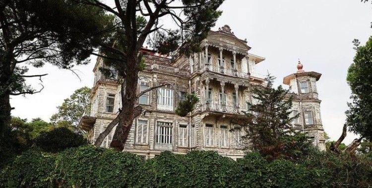 Kadıköy'ün simgesi "Perili Köşk" yeni sahibini bekliyor