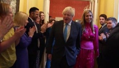Eski İngiltere Başbakanı Johnson alkışlarla uğurlandı