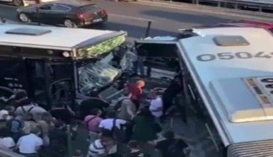 Avcılar'da metrobüsler çarpıştı