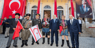 İzmir'deki kurtuluş törenlerinde Hükümet Konağı'na Türk Bayrağı çekildi