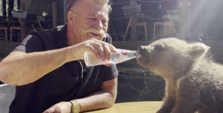 Nuri Alço’dan yavru ayıya gazoz