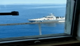 Yunanistan Sahil Güvenlik birimlerinin taciz ateşi açtığı gemi Çanakkale Boğazı'nda demirledi