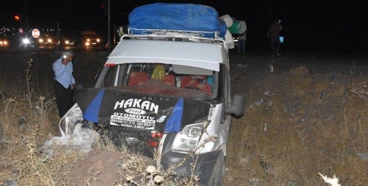 Şanlıurfa’da mevsimlik işçileri taşıyan minibüs ile otomobil çarpıştı: 16 yaralı
