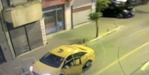 Taksi gaspı kamerada: Taksici arkasına bile bakmadan kaçtı