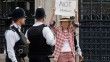 İngiltere'de monarşi karşıtı protestolardaki gözaltılar tartışmalara yol açtı