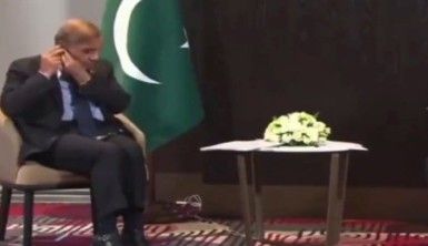 Pakistan Başbakanı Şerif'in Putin'le görüşmesinde kulaklıkla sınavı