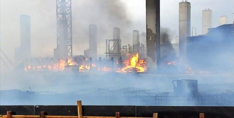 Kocaeli'de fabrika inşaatında çıkan yangına müdahale ediliyor