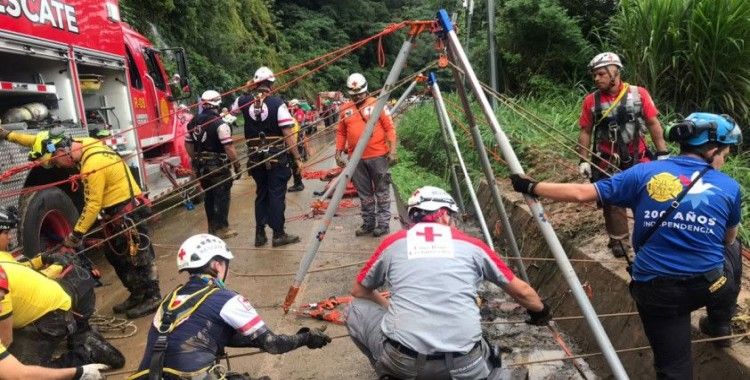Kosta Rika'da toprak kayması otobüs kazasına neden oldu: 9 ölü, 30 kayıp