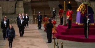 İngiltere Kraliçesi 2. Elizabeth'in tabutunu çeyrek milyondan fazla kişi ziyaret etti