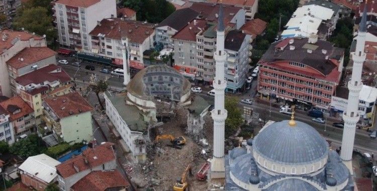 43 yıllık cami yıkıldıktan sonraki ilginç görüntüsüyle dikkat çekiyor