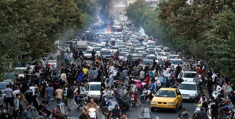 İran'da gözaltına alınan kadının ölmesi üzerine başlayan gösteriler sürüyor