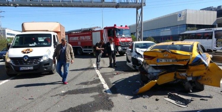 Sancaktepe'de kaputu açılan taksi zincirleme kazaya neden oldu