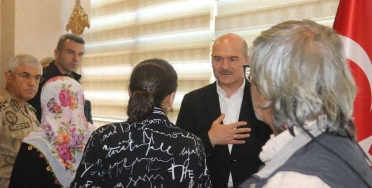 İçişleri Bakanı Soylu, Diyarbakır'da evlat nöbeti tutan ailelerle bir araya geldi