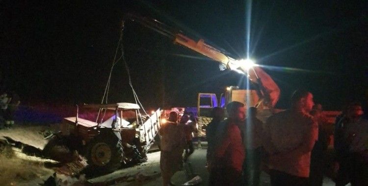 İşçileri taşıyan traktör ile kamyon çarpıştı: 1 ölü, 6 yaralı