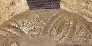İzmir'de iki bin yıllık mozaik ele geçirildi
