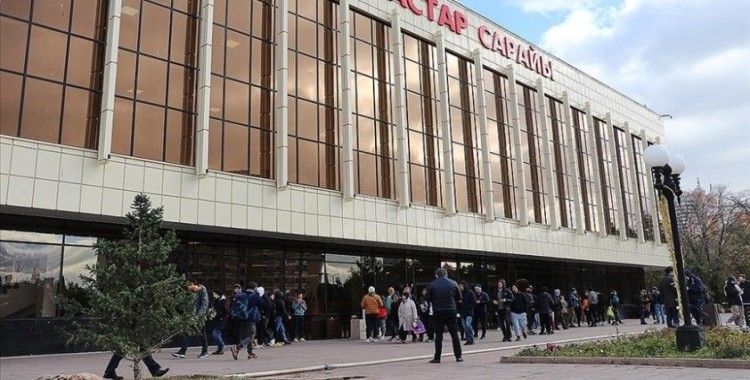 Rus vatandaşları Kazakistan'da kimlik numarası almak için saatlerce sırada bekliyor