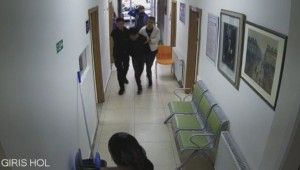 Suçüstü yakalanan hırsız polis merkezinin kapısını yıktı