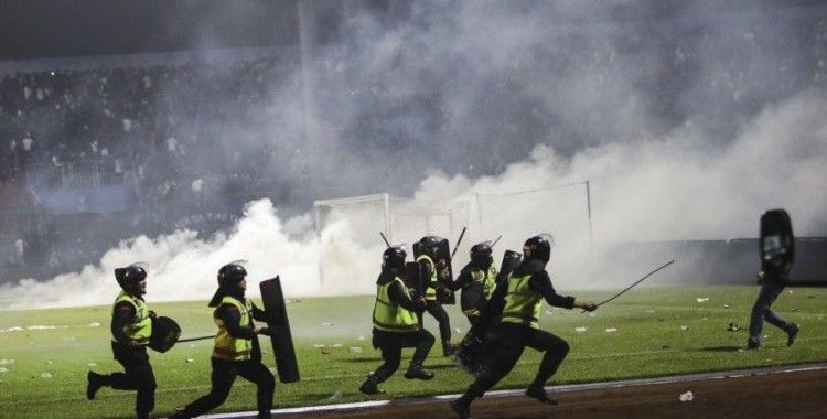 Endonezya’da futbol maçında çıkan izdihamda can kaybı 125 olarak revize edildi