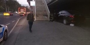 Şişli’de kontrolden çıkan otomobil üst geçit merdivenlerine çarptı: 1 yaralı