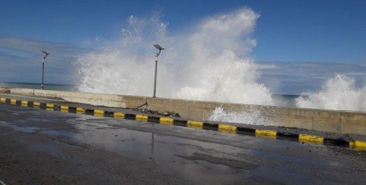 Karadeniz’de 5 metreyi aşan dalgalar sahili dövdü