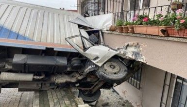 Üsküdar'da kayan kamyonet taksiye ve binaya çarparak durdu