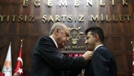 Cumhurbaşkanı Erdoğan AK Parti'ye katılan İzmir Milletvekili Çelebi'ye rozetini taktı