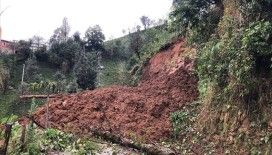 Rize'de yağış ve toprak kayması nedeniyle köy yolları kapandı
