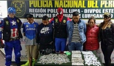 Süper kahraman kılığına girdiler, uyuşturucu satıcılarını yakaladılar