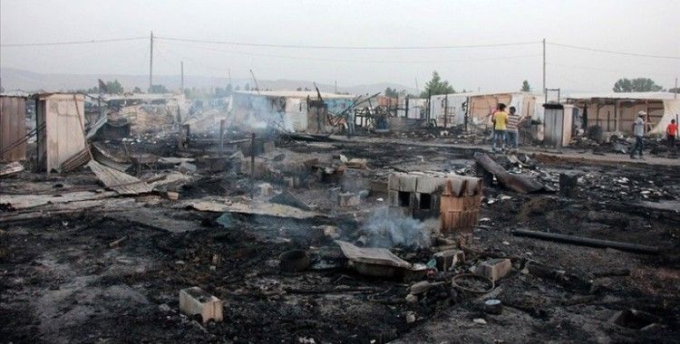 Yemen'in Hudeyde kentindeki sığınmacı kampında çıkan yangında 60 çadır kül oldu