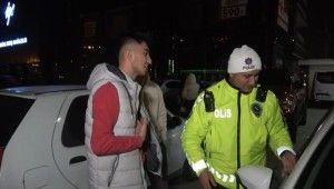 17 yaşında alkollü sürücü ve arkadaşı dakikalarca polise dil döktü