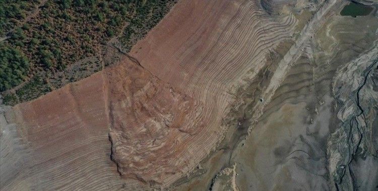 Bursa'daki Nilüfer Barajı'nın suyu yok denilecek kadar azaldı