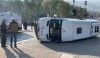 Bursa'da otomobilin çarptığı minibüs devrildi