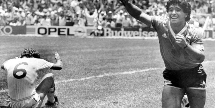 Maradona'nın 'Tanrının eli' ile attığı goldeki futbol topu açık artırmada 2 milyon sterline satıldı