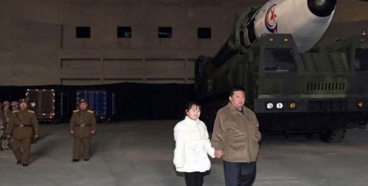 Kuzey Kore lideri, kıtalararası füze denemesinde ilk defa kızıyla görüntülendi