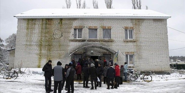 Ukrayna'da tahrip edilen Moşçun köyündeki siviller kış şartlarında hayata tutunmaya çalışıyor
