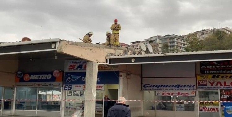 Üsküdar’da şiddetli rüzgarda otobüs yazıhanenin çatısı uçtu