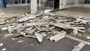 Üsküdar'da şiddetli rüzgarda otobüs yazıhanenin çatısı uçtu