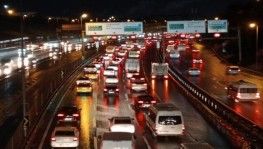 İstanbul'da sağanak yağış hayatı olumsuz etkiledi