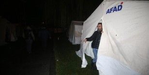 Düzce'de vatandaşlar park ve bahçelere kurulan çadırlarda konaklamayı sürdürüyor