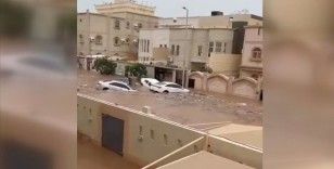 Suudi Arabistan'da şiddetli yağış yolları kapattı, araçlar sele kapılarak sürüklendi
