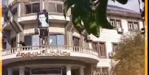 Suriye'nin güneyinde Dürziler valilik binasını basıp Esad posterlerini indirdi