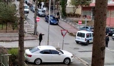 Yol ortasında eski eşine kurşun yağdırdı