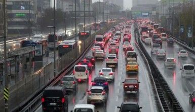 İstanbul'da yağmur nedeniyle trafik yoğunluğu yaşanıyor