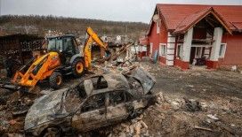 Kiev'e bağlı köyde İHA'nın düşürülmesi sonucu oluşan enkaz kaldırılıyor